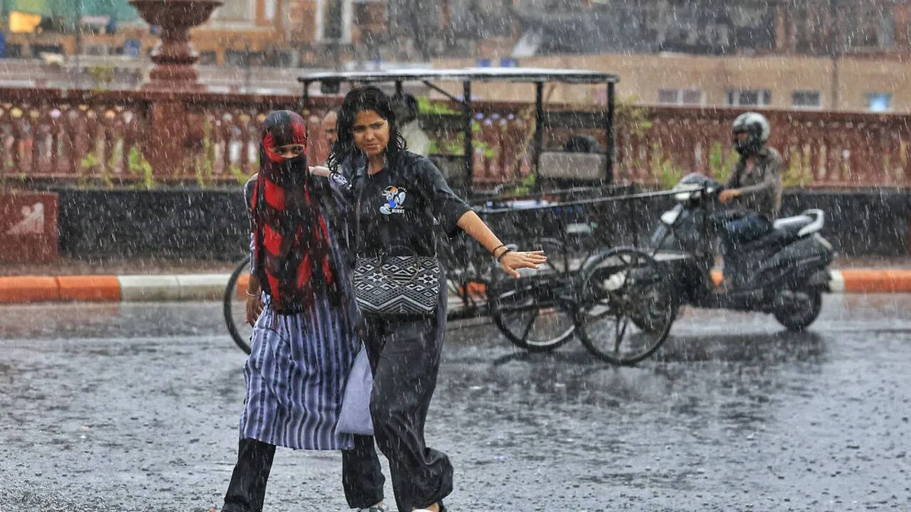 IMD Weather Alert: बिहार से लेकर पूर्वोत्तर भारत तक भारी बारिश की चेतावनी, दिल्ली में भी बरसेंगे बादल, जानिए ताजा मौसम अपडेट