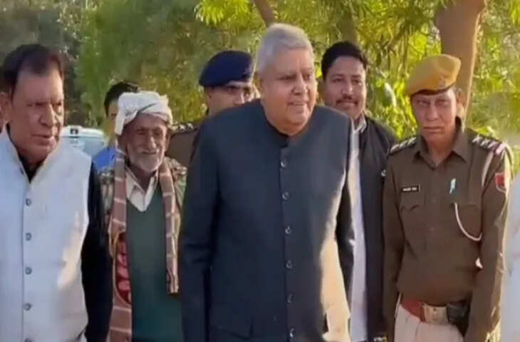 इस्तीफा देने के बाद पहली बार अपने गांव पहुंचे पूर्व उपराष्ट्रपति जगदीप धनखड़, चाची के अंतिम संस्कार में हुए शामिल 