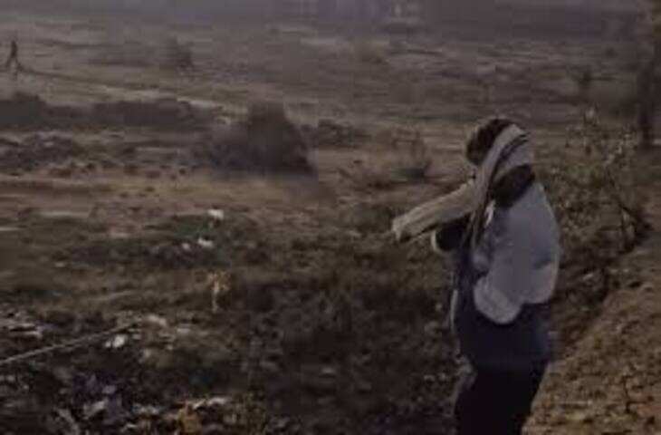 NH 52 पर संतरे से भरा ट्रक पलटा, लूटने के लिए खाई में कूदी भीड़