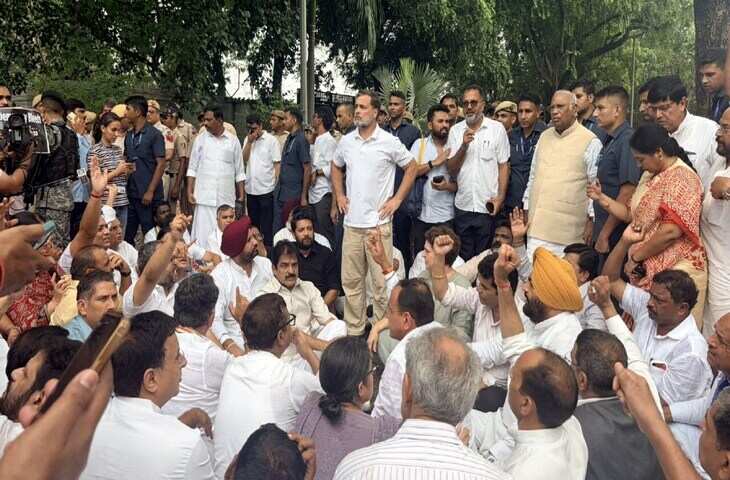 &lsquo;प्रधान, शाह और पीएम इस्तीफ़ा दे....'&nbsp;पीएम आवास के बाहर कांग्रेस का प्रदर्शन, इस्तीफे की मांग को लेकर रातभर चलेगा आंदोलन