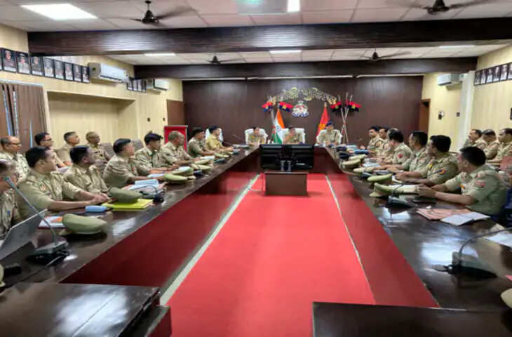 एडीजी वाराणसी जोन ने भदोही में की समीक्षा बैठक, अपराध नियंत्रण और कांवड़ यात्रा की तैयारियों पर दिया जोर