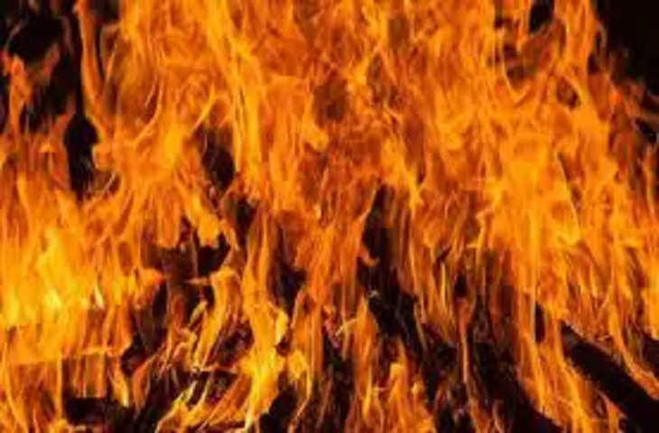 Moradabad मझोला में दबंगों ने ग्रामीण के घर में लगाई आग
