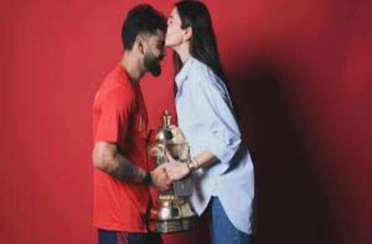 अहमदाबाद में IPL फाइनल के बाद विराट-अनुष्का ने फैन को दिया स्पेशल हैंडरिटन नोट, तस्वीरें वायरल