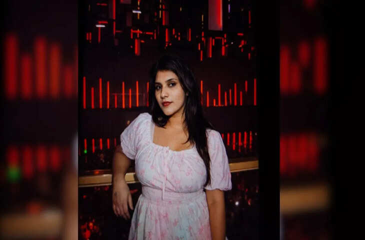 नोएडा की एक हाईराइज सोसायटी में नवविवाहिता की मौत का मामला सामने आया है। शादी के महज एक महीने बाद 16वीं मंजिल से कूदकर महिला ने जान दे दी। मृतका की पहचान कामिनी के रूप में हुई है। वह कुछ समय पहले तक एक बीपीओ में नौकरी करती थी, लेकिन शादी से पहले या उसके बाद उसने नौकरी छोड़ दी थी।  घटना के बाद सोसायटी में हड़कंप मच गया। सूचना मिलने पर पुलिस मौके पर पहुंची और मामले की जांच शुरू कर दी।  शादी के एक महीने बाद उठाया कदम  जानकारी के अनुसार, कामिनी की शादी को अभी करीब एक महीना ही हुआ था। वह अपने पति के साथ नोएडा की एक सोसायटी में रह रही थी। इसी दौरान उसने कथित तौर पर 16वीं मंजिल से छलांग लगा दी।  हादसे के बाद आसपास मौजूद लोगों ने घटना की जानकारी पुलिस को दी। पुलिस ने मौके पर पहुंचकर महिला को अस्पताल पहुंचाया, जहां डॉक्टरों ने उसे मृत घोषित कर दिया।  पहले बीपीओ में करती थी नौकरी  बताया जा रहा है कि कामिनी पहले एक बीपीओ में नौकरी करती थी। हालांकि, कुछ समय पहले उसने नौकरी छोड़ दी थी। पुलिस इस पहलू की भी जांच कर रही है कि नौकरी छोड़ने के पीछे क्या वजह थी और शादी के बाद उसकी परिस्थितियां कैसी थीं।  पुलिस महिला के परिवार और पति से भी जानकारी जुटा रही है, ताकि घटना के पीछे की वजह का पता लगाया जा सके।  जांच में जुटी पुलिस  पुलिस ने शव को पोस्टमार्टम के लिए भेजकर मामले की जांच शुरू कर दी है। घटनास्थल से जुड़े साक्ष्य जुटाए जा रहे हैं और सोसायटी में लगे सीसीटीवी कैमरों की फुटेज भी जांची जा सकती है।  पुलिस यह पता लगाने का प्रयास कर रही है कि महिला ने यह कदम किन परिस्थितियों में उठाया। साथ ही उसके मोबाइल फोन और अन्य सामान की भी जांच की जा सकती है।  परिवार से पूछताछ  घटना की जानकारी मिलने के बाद मृतका के मायके पक्ष के लोग भी मौके पर पहुंचे। पुलिस दोनों पक्षों से पूछताछ कर रही है। महिला के परिवार की ओर से यदि कोई शिकायत दी जाती है तो उसके आधार पर आगे की कानूनी कार्रवाई की जाएगी।  फिलहाल मौत की वास्तविक वजह स्पष्ट नहीं हो सकी है। पुलिस जांच और पोस्टमार्टम रिपोर्ट के बाद ही घटनाक्रम की पूरी तस्वीर सामने आने की उम्मीद है। शादी के महज एक महीने बाद हुई इस घटना ने परिवार और सोसायटी के लोगों को झकझोर दिया है।