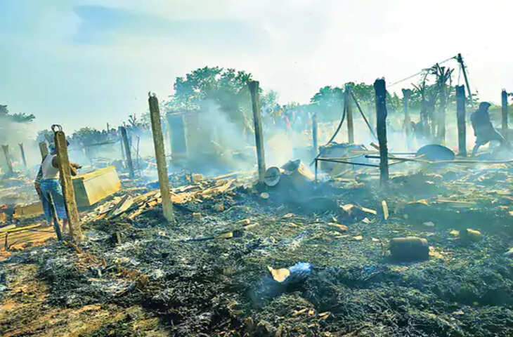 Chapra &nbsp;नयागांव कस्तूरी चक में लगी आग, 12 घर जले