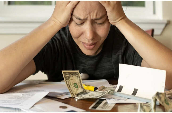 Money Vastu Tips: लाखों कमाने के बाद भी खाली रहती है जेब? पैसे को रोकने के लिए तुरंत करें ये 3 काम