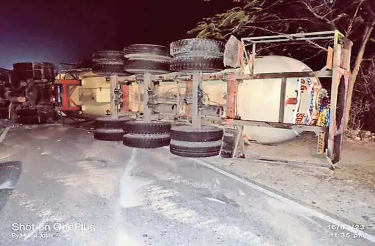 Sikar ददिया थाना क्षेत्र में सड़क हादसा : गैस से भरा टैंकर डिवाइडर से टकराया, चालक घायल