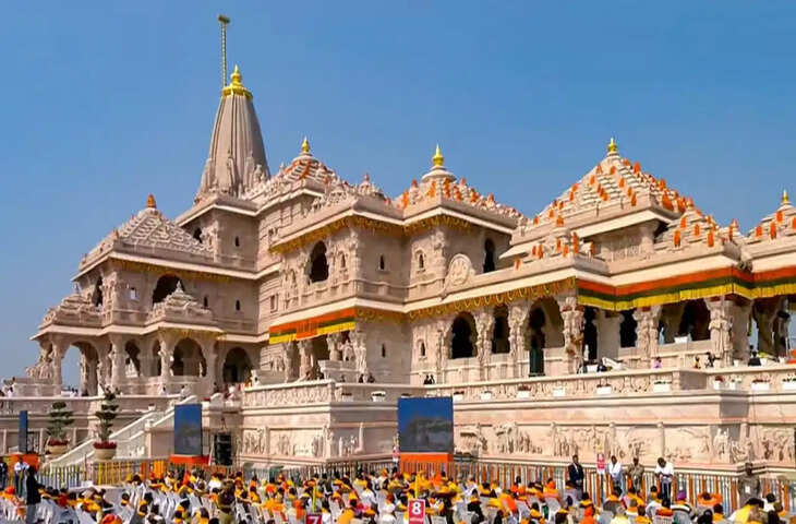 राम मंदिर चढ़ावा चोरी मामले में विशेष जांच दल (SIT) की रिपोर्ट के बाद पहला बड़ा कानूनी कदम उठाया गया है। राम जन्मभूमि तीर्थ क्षेत्र ट्रस्ट के एक सदस्य की शिकायत पर पुलिस ने टिन्नू यादव, अनुकल्प मिश्रा समेत आठ लोगों के खिलाफ एफआईआर दर्ज की है।  8 लोगों को बनाया गया आरोपी  पुलिस द्वारा दर्ज एफआईआर में टिन्नू यादव, अनुकल्प मिश्रा और अन्य आरोपियों के नाम शामिल हैं। हालांकि, इस मामले में किसी बड़े पदाधिकारी या चर्चित नाम को आरोपी नहीं बनाया गया है।  ट्रस्ट की शिकायत पर हुई कार्रवाई  बताया जा रहा है कि यह कार्रवाई राम जन्मभूमि तीर्थ क्षेत्र ट्रस्ट के सदस्य की शिकायत और एसआईटी की प्रारंभिक जांच रिपोर्ट के आधार पर की गई है। मामले में चढ़ावे और दान से जुड़े कथित अनियमितताओं की जांच अभी भी जारी है।  अब पुलिस जांच पर टिकीं निगाहें  एफआईआर दर्ज होने के बाद अब सभी की नजर पुलिस की आगे की जांच और कार्रवाई पर है। जांच एजेंसियां यह पता लगाने में जुटी हैं कि कथित अनियमितताओं में किसकी क्या भूमिका थी और क्या इस मामले में आगे और लोगों के नाम सामने आते हैं।  जांच के आधार पर होगी आगे की कार्रवाई  पुलिस का कहना है कि मामले की निष्पक्ष जांच की जा रही है। उपलब्ध दस्तावेजों, साक्ष्यों और एसआईटी की रिपोर्ट के आधार पर आगे की कानूनी कार्रवाई की जाएगी। यदि जांच में नए तथ्य सामने आते हैं, तो मामले में अन्य लोगों के खिलाफ भी कार्रवाई की जा सकती है।