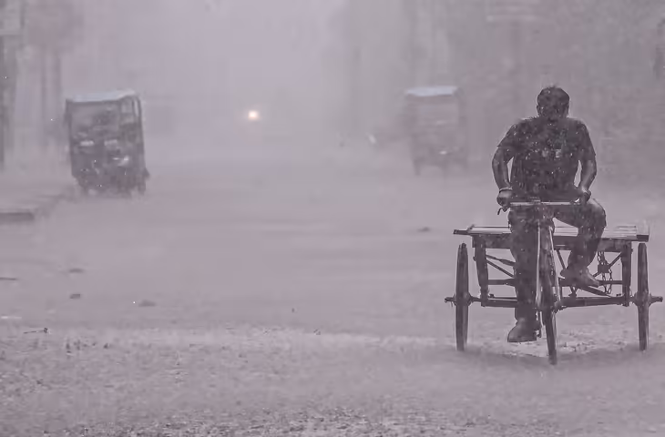 झारखंड में मौसम ने बदली करवट: तेज गर्मी के बाद शाम को घने बादलों ने घेरा आसमान, अंधेरे जैसा माहौल