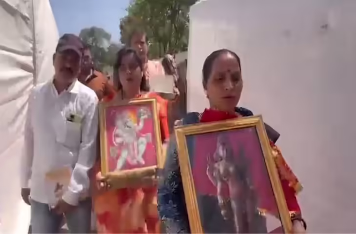 हाईकोर्ट के फैसले के बाद भोजशाला में हुआ हनुमान चालीसा पाठ, मां वाग्देवी की पूजा का वीडियो आया सामने