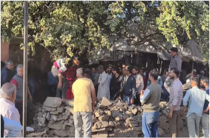 'पुलिस पर हमला, आंसू गैस और छावनी बना इलाका...' राजस्थान के चौमू में भारी बवाल,&nbsp;मस्जिद को लेकर हुआ हंगामा&nbsp;