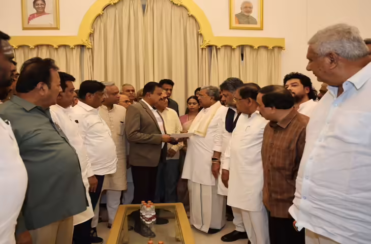 Karnataka Politics: इस्तीफे के बाद सिद्धारमैया का बड़ा बयान, भावुक होकर बोले- 'CM बनना मेरे लिए आसान नहीं था....'