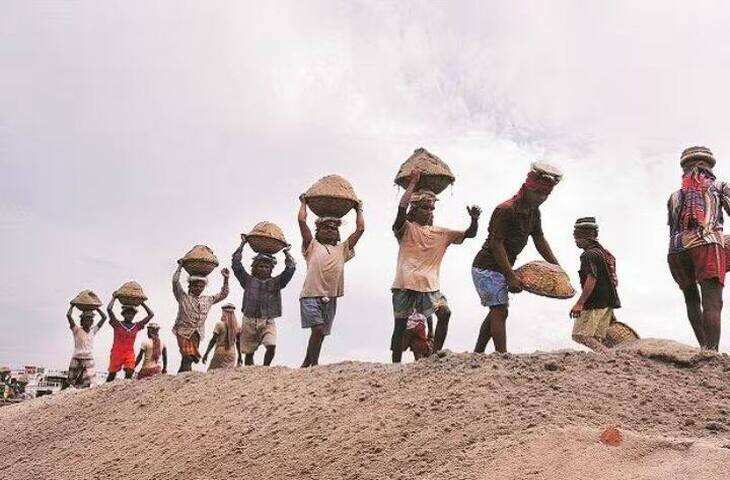 क्या होता है ई-श्रम कार्ड? जिसकी सहायता से बेरोजगार लोगों की बदल जाती है किस्मत