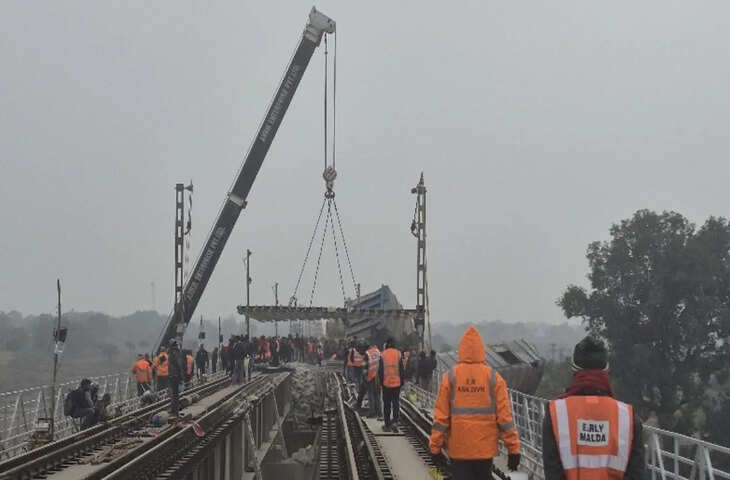 महज दुर्घटना या गहरी साजिश, बिहार रेल हादसा में 20 डिब्बों का मलबा खड़े कर रहा कई सवाल? अधिकारी भी साधे हैं चुप्पी