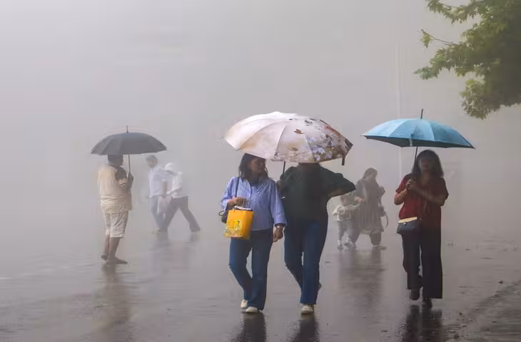 देहरादून में मूसलाधार बारिश ने खोली नगर निगम के दावों की पोल, कई इलाकों में घुटनों तक भरा पानी; स्कूल बंद
