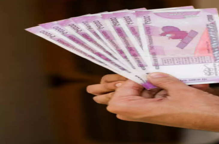 नोट पर महात्मा गांधी की तस्वीर में बेहद छोटे अक्षरों में भारत और India लिखा होगा