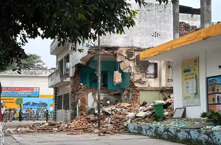 सहारनपुर कलेक्ट्रेट में मस्जिद पर बुलडोजर कार्रवाई: सरकारी जमीन पर निर्माण का मामला, एक हिस्सा तोड़ा; भारी पुलिस-पीएसी तैनात