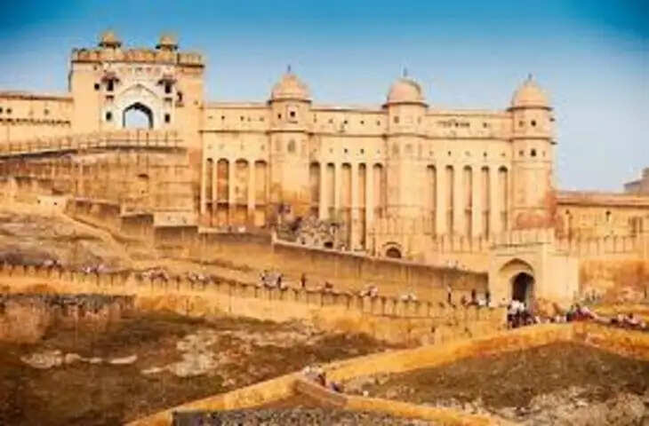 आमेर का किला: पहाड़ पर बसा राजघराने का भव्य महल, वीडियो में जाने शीश महल से सुरंगों तक जानिए पूरी
