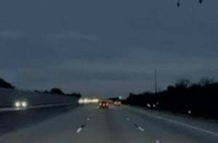 अमेरिका में दिल दहला देने वाला हादसा: फ्लोरिडा की सड़क पर चलती कार पर आसमान से गिरा प्लेन, डरावना वीडियो वायरल