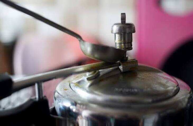 Kitchen Safety Tips: प्रेशर कुकर का ढक्कन फंस जाए तो भूलकर भी न करें ये गलती, जानें सुरक्षित तरीके से क्या करना चाहिए