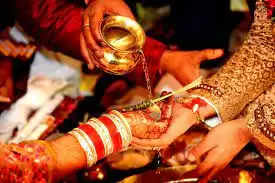 Pratapgarh मंदिर में प्रेमी युगल ने रचाई शादी