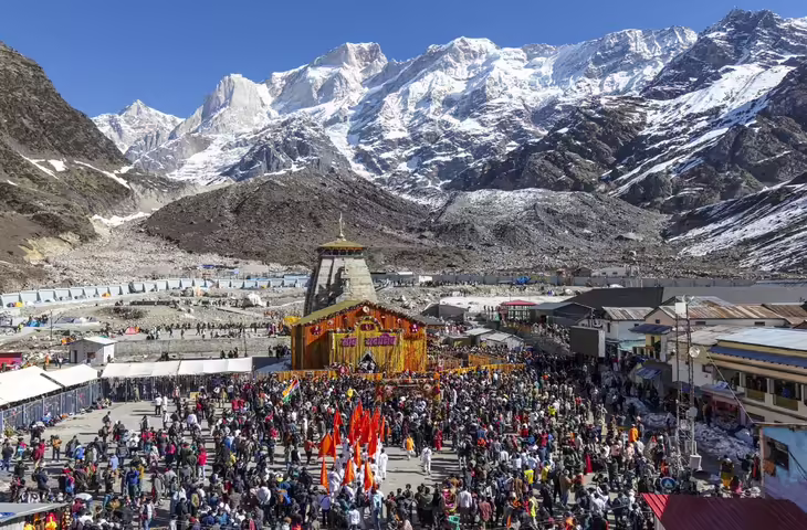 केदारनाथ यात्रा पर मौसम की मार: बारिश और भूस्खलन के चलते रोकी गई यात्रा, 5000 श्रद्धालु सुरक्षित स्थानों पर ठहराए गए