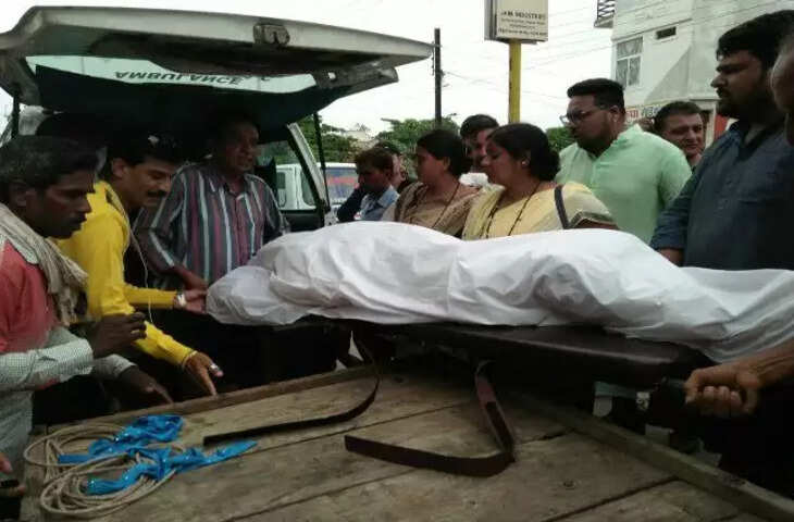 Rohtas News :अस्पताल ले जाते समय हुई मौत, थाने में शव रखकर न्याय की गुहार लगा रहे परिजन