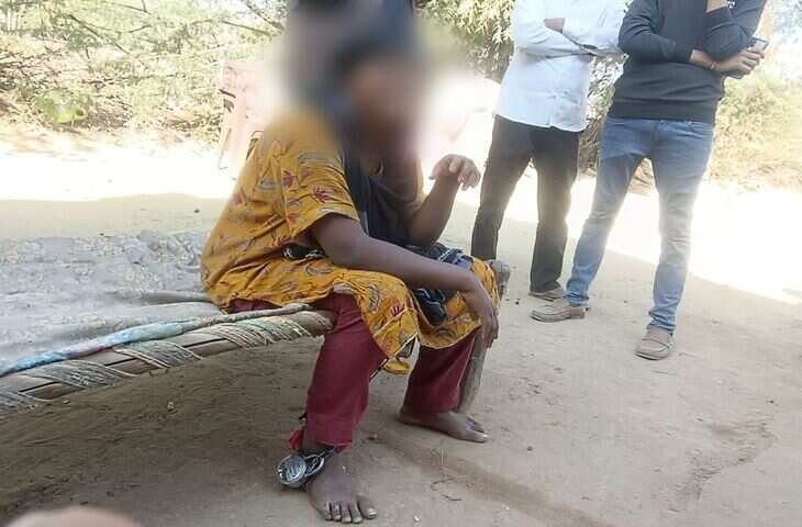 बेबस मां ने जंजीरों में कैद किया बेटी का जीवन, दिल दहला देने वाली है यह कहानी