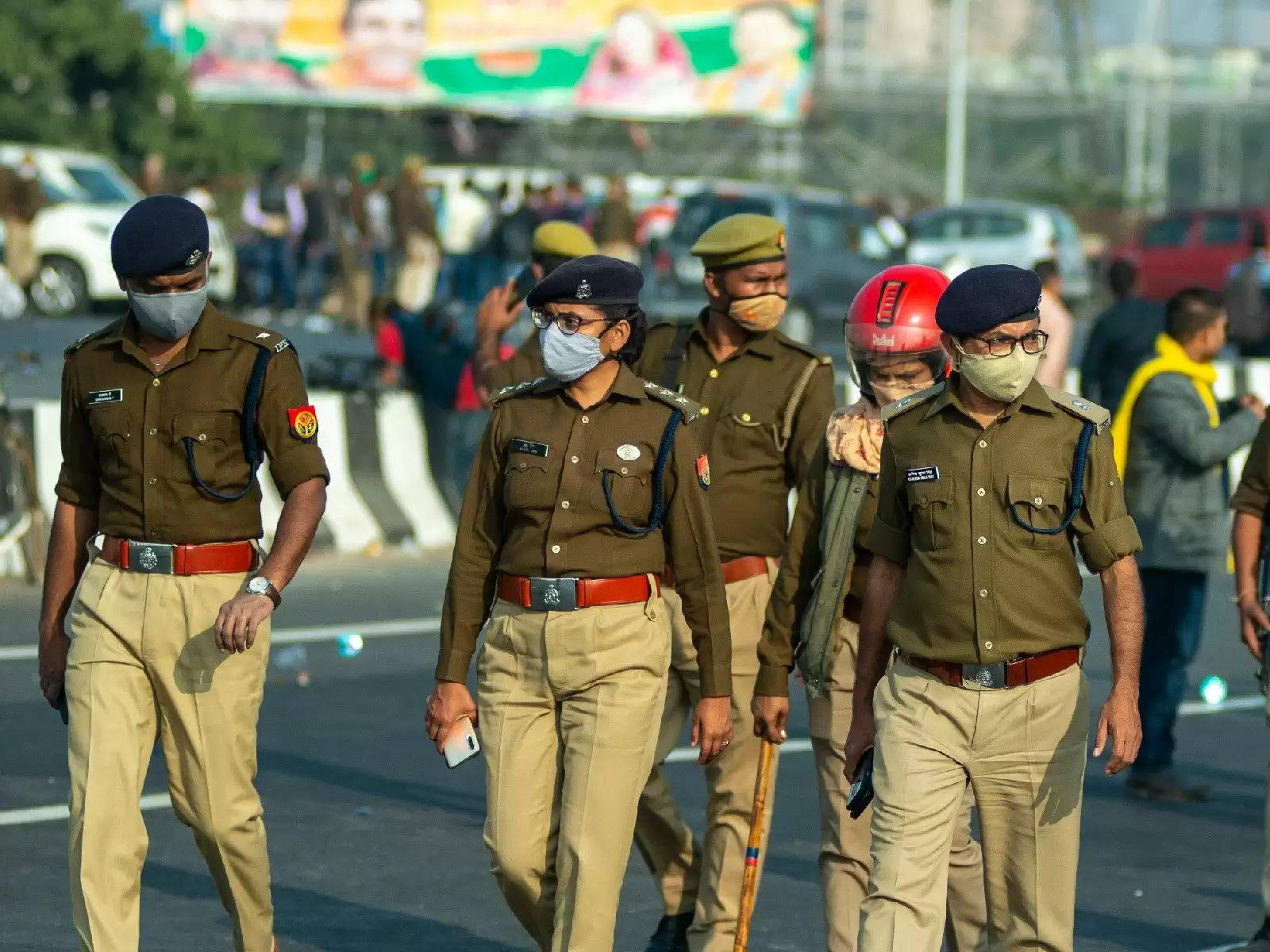 Noida  पुलिस ने प्राधिकरण से दस्तावेज लिए, अदालत में सरेंडर करने की फिराक में पूर्व प्रधान 
