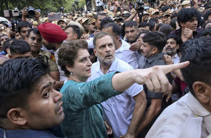 राहुल गांधी की प्रेस कॉन्फ्रेंस में हिरासत में लिए गए प्रदर्शनकारी पहुंचे, वीडियो में छात्रा बोली- महिलाओं को भी पीटा गया