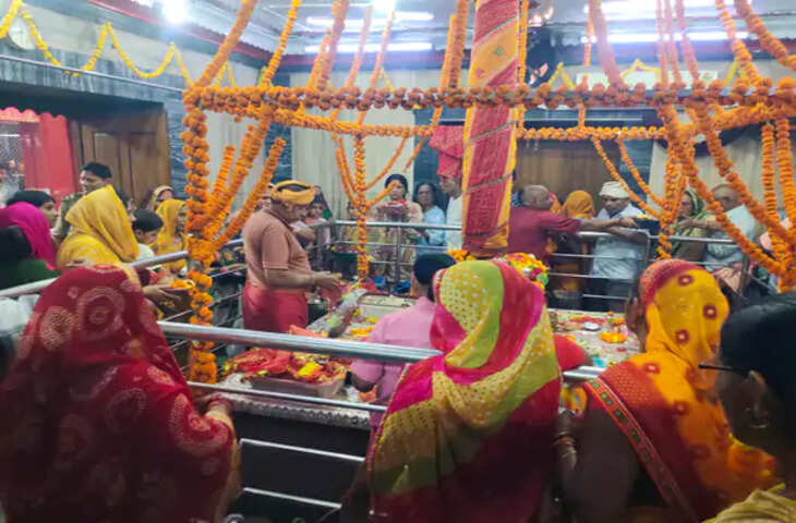 प्रयागराज के अलोप शंकरी मंदिर में उमड़े श्रद्धालु, नवरात्रि के चौथे दिन मां कूष्मांडा की पूजा-अर्चना
