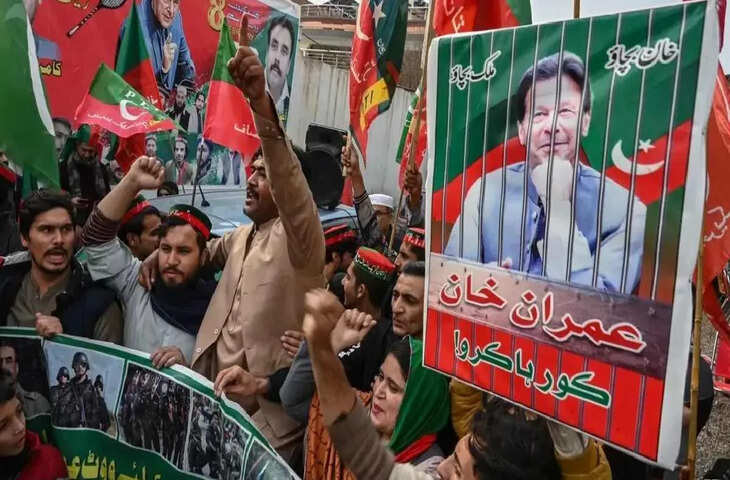 BREAKING : पाकिस्तान में सेना का खूनी खेल! इमरान खान के समर्थकों पर ताबड़तोड़ गोलियां, KP में इमरजेंसी लागू होने से मचा तहलका
