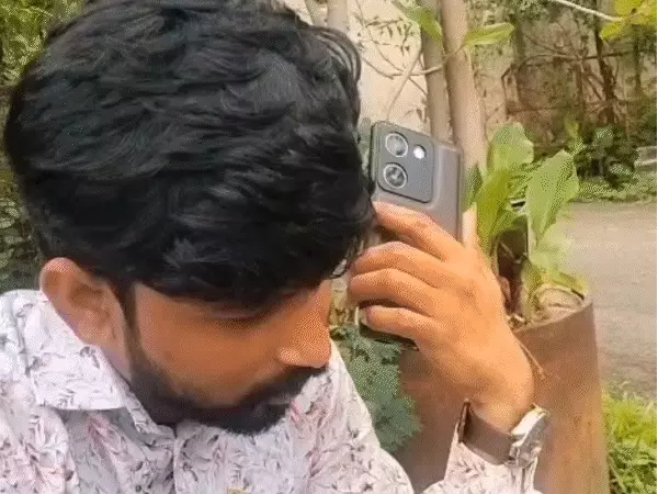 मां खेतों में मजदूरी करती हैं, पिता की आंखों की रोशनी हुई कमजोर; संघर्षों के बीच नहीं छोड़ी पढ़ाई