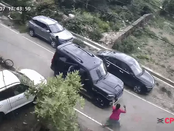 उदयपुर में बदमाशों का आतंक: तीन गाड़ियों में आए, कॉलोनी में तोड़फोड़ के बाद महिला को स्कॉर्पियो से कुचला