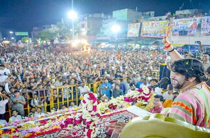 धीरेंद्र शास्त्री बोले- बेटियों, दुर्गा बनना, काली बनना, वीडियो में देखे बुर्के वाली नहीं; गरबा में बाहरी लोगों को गोमूत्र पिलाकर एंट्री देने की कही बात