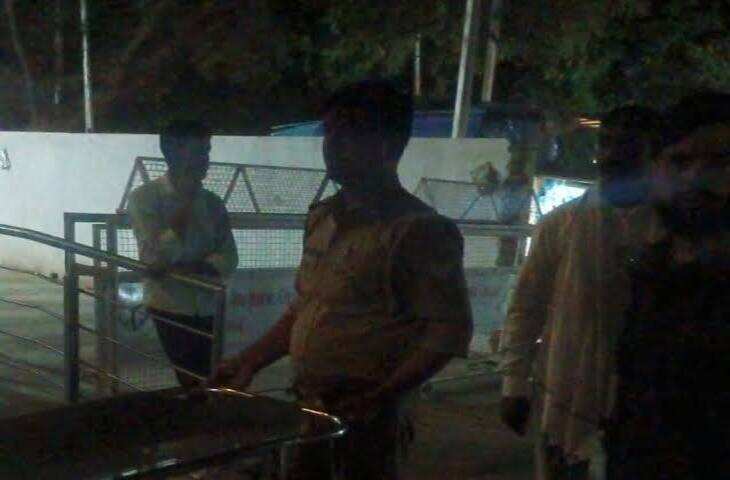 देवरिया में शराब के लिए पैसे नहीं देने पर पिता की हत्या का आरोप, वीडियो में जाने बेटे ने लकड़ी के मुगड़े से सिर पर किया वार