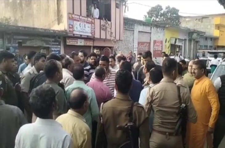 उत्तर प्रदेश के बिजनौर जिले के धामपुर क्षेत्र में उस समय तनाव का माहौल बन गया जब राष्ट्रीय स्वयंसेवक संघ (RSS) के एक पदाधिकारी के घर पर हमलावरों ने धावा बोलकर तोड़फोड़ और लूटपाट की। घटना के बाद इलाके में आक्रोश फैल गया और विभिन्न हिंदू संगठनों ने आरोपियों के खिलाफ सख्त कार्रवाई की मांग करते हुए प्रदर्शन किया। पुलिस ने मामले को गंभीरता से लेते हुए त्वरित कार्रवाई की और दो संदिग्ध आरोपियों को हिरासत में लेकर पूछताछ शुरू कर दी है।  जानकारी के अनुसार, धामपुर में आरएसएस के जिला कार्यवाहक के घर पर कुछ हमलावरों ने अचानक हमला कर दिया। आरोप है कि हमलावरों ने घर में घुसकर तोड़फोड़ की और वहां मौजूद सामान को नुकसान पहुंचाया। इसके साथ ही घर से नकदी और अन्य कीमती सामान भी लूट लिए जाने की बात सामने आई है। इस घटना से परिवार के लोग काफी भयभीत हो गए।  घटना के बाद इलाके में तनाव और बढ़ गया, जब यह खबर सामने आई कि उसी क्षेत्र में आरएसएस से जुड़े एक अन्य पदाधिकारी के घर में भी चोरी की वारदात हुई है। बताया जा रहा है कि वहां से लाखों रुपये के आभूषण और नकदी चोरी कर ली गई। लगातार हुई इन घटनाओं ने स्थानीय लोगों की चिंता और गुस्से को और बढ़ा दिया।  कुछ स्थानीय लोगों ने आरोप लगाया कि इस हमले में मुस्लिम समुदाय के कुछ लोग शामिल थे। हालांकि पुलिस का कहना है कि फिलहाल मामले की निष्पक्ष जांच की जा रही है और अभी तक किसी भी समुदाय को लेकर आधिकारिक रूप से पुष्टि नहीं की गई है। पुलिस ने लोगों से अफवाहों पर ध्यान न देने और शांति बनाए रखने की अपील भी की है।  घटना की जानकारी मिलते ही इलाके में बड़ी संख्या में पुलिस बल तैनात कर दिया गया। प्रशासन ने स्थिति को नियंत्रण में रखने के लिए लगातार निगरानी शुरू कर दी है ताकि किसी भी प्रकार की अप्रिय घटना को रोका जा सके।  इस घटना के विरोध में कई हिंदू संगठनों ने प्रदर्शन किया और आरोपियों के खिलाफ सख्त कार्रवाई की मांग उठाई। प्रदर्शनकारियों ने सरकार और प्रशासन से मांग की कि दोषियों के खिलाफ कड़ी कार्रवाई की जाए और अवैध गतिविधियों में शामिल लोगों के खिलाफ बुलडोजर कार्रवाई की जाए। प्रदर्शन के दौरान लोगों ने नारेबाजी करते हुए सुरक्षा व्यवस्था को मजबूत करने की भी मांग की।
