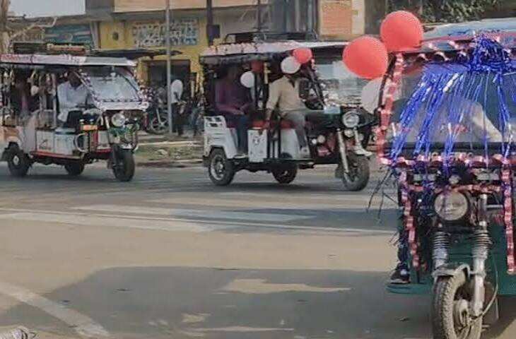 लखीमपुर में 10 किमी लंबी ई-बारात बनी आकर्षण का केंद्र, 20 ई-रिक्शों के काफिले में दूल्हा पहुंचा दुल्हन के घर