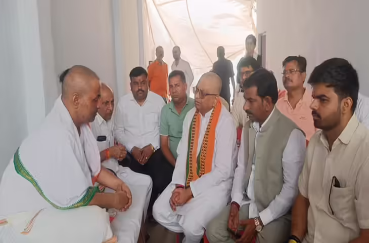 आतंकी हमले में जान गंवाने वाले शुभम के परिजनों से मिले अरुण पाठक, बोले- आतंकियों को मिलेगा कठोर दंड