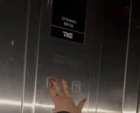 आम्रपाली गोल्फ होम्स में लिफ्ट में 20 मिनट तक फंसी रहीं दो महिलाएं, अलार्म बजा लेकिन मदद नहीं मिली, वीडियो वायरल