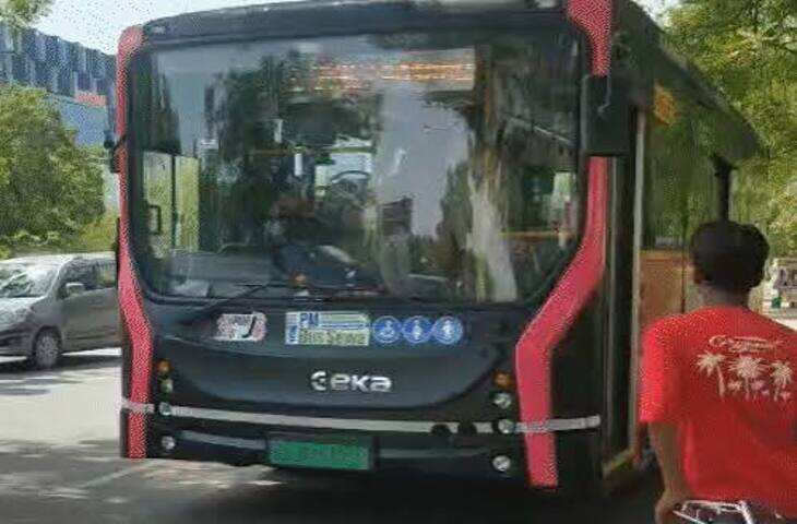 जयपुर में नई इलेक्ट्रिक बस बीच सड़क पर हुई बंद, वीडियो में जाने ऑटो लॉक हुए गेट; 30 यात्री अंदर फंसे