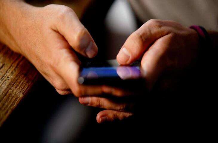 नए साल में फोन खरीदने का है प्लान तो ये खबर पढ़ लगेगा जोर का झटका, 2026 में इतने बढ़ सकते है दाम&nbsp;