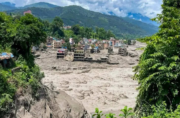 नेपाल में फिर तबाही! पहाड़ खिसकने से नदी रुकी, अचानक बाढ़ का डर