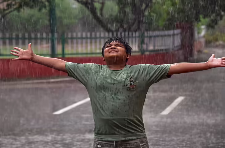 मानसून की रफ्तार थमने के बाद पूरे प्रदेश में गर्मी और उमस ने लोगों की परेशानी बढ़ा दी है। हवा की गति कम होने और बादलों के बीच धूप निकलने से दिनभर चिपचिपी गर्मी महसूस की गई।