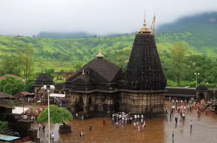 भारी बारिश के चलते त्र्यंबकेश्वर ज्योतिर्लिंग मंदिर बंद, प्रशासन ने श्रद्धालुओं की सुरक्षा के लिए लिया फैसला