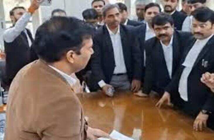 जयपुर में वकीलों का कलेक्ट्रेट बंद प्रदर्शन, वीडियो में देखें सोसाइटी पट्टों से रजिस्ट्री न होने का जोरदार विरोध