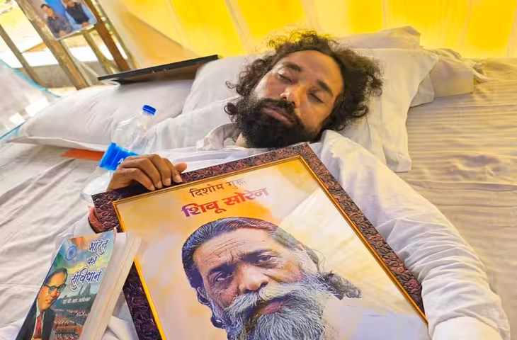 रांची में जेपीएससी गड़बड़ी को लेकर 4 दिनों से बिना अन्न और जल के अनशन पर बैठे देवेंद्र महतो ने पानी पी लिया है। सोनम वांगचुक से वीडियो कॉल पर बात होने के बाद देवेंद्र महतो ने जल ग्रहण किया।