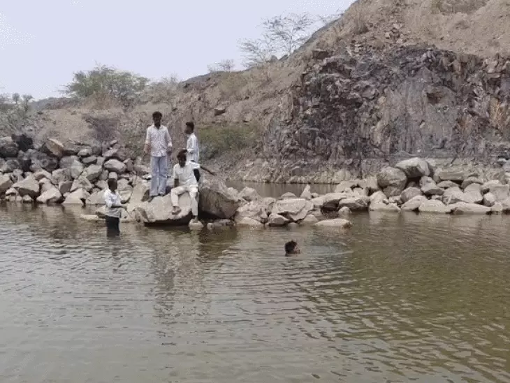 अवैध खनन के गड्ढे ने ली दो मासूमों की जान: एक का पैर फिसला, बचाने कूदा चचेरा भाई भी डूबा; एक घंटे बाद मिले शव