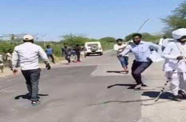 गांववालों का गुस्सा! जमीन नापने आए पटवारी को लाठियों से भगा दिया, वीडियो देख फैंस हुए हैरान