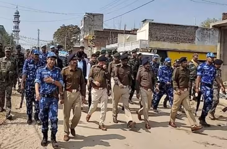 चतरा में महिला से गलत हरकत के आरोप में युवक की पिटाई, छुड़ाने पहुंची पुलिस टीम पर ग्रामीणों ने किया पथराव